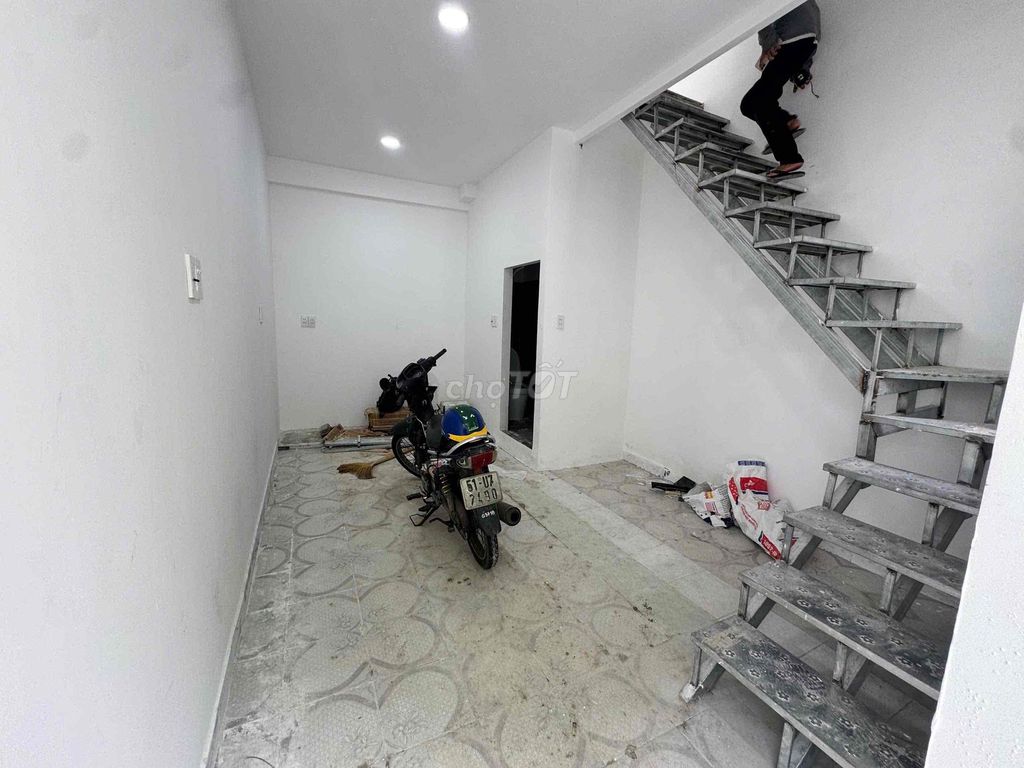 It's the owner who rents the original house - 1 st floor 1 floor, Phan Xích Long.