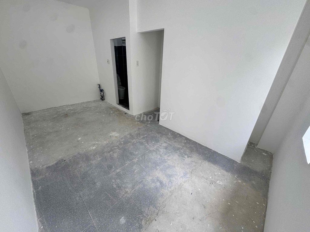 It's the owner who rents the original house - 1 st floor 1 floor, Phan Xích Long.