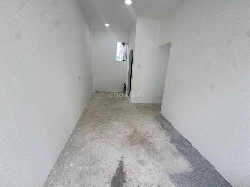 It's the owner who rents the original house - 1 st floor 1 floor, Phan Xích Long.
