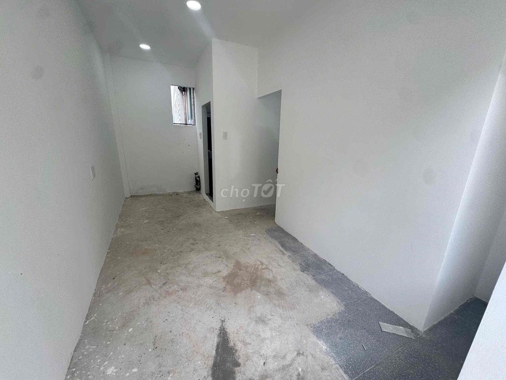 It's the owner who rents the original house - 1 st floor 1 floor, Phan Xích Long.