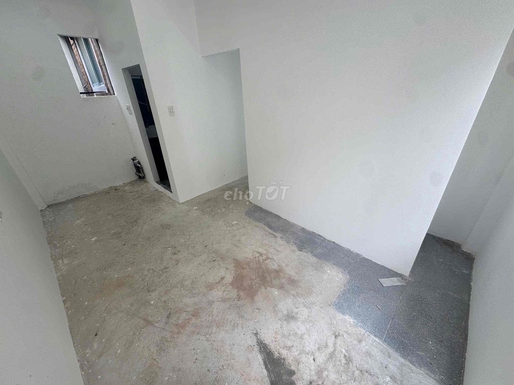It's the owner who rents the original house - 1 st floor 1 floor, Phan Xích Long.