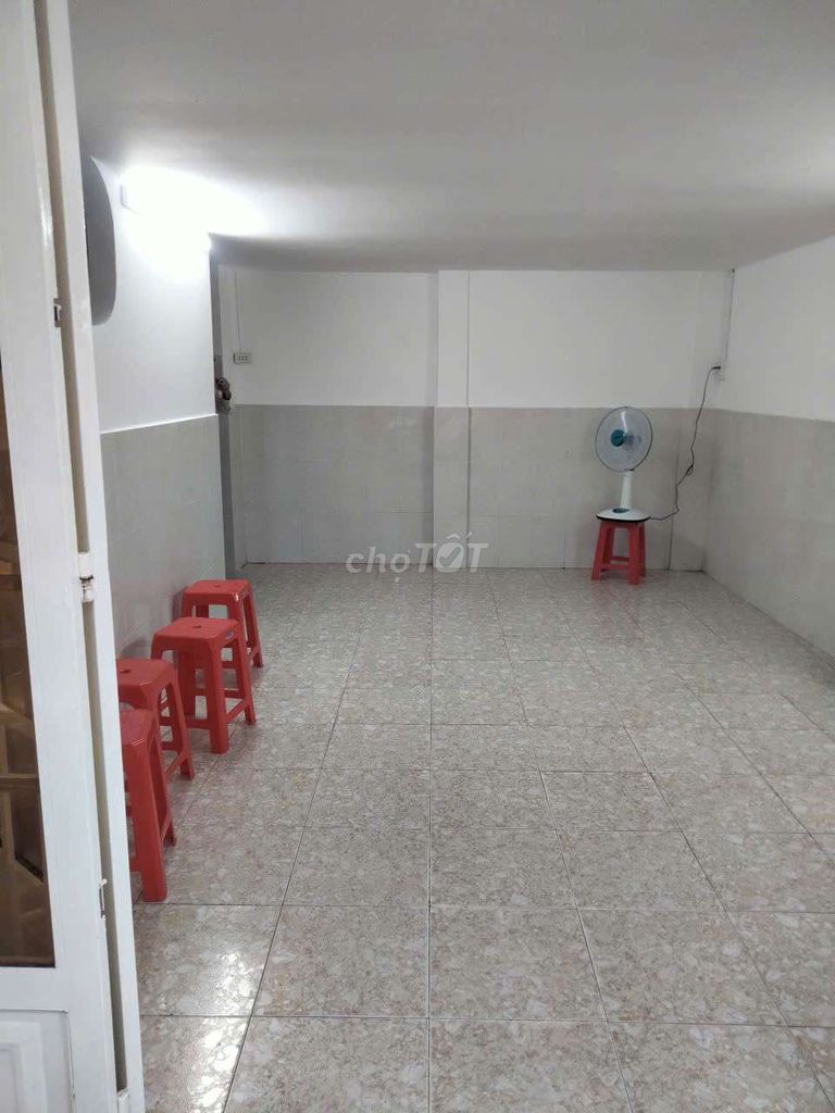 Two bedrooms, two air conditionings, two nice clean toilets-- Phan Xích Long, Phú Nhuận--12 million.