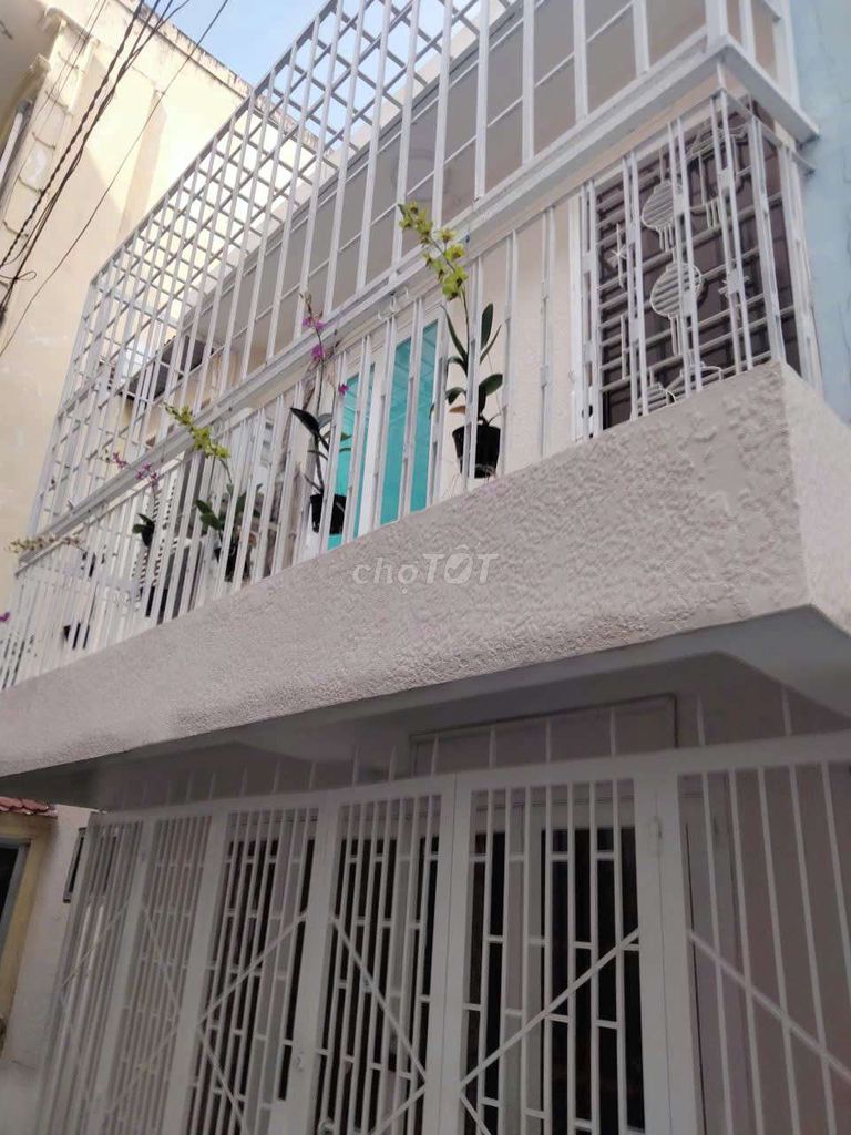 Two bedrooms, two air conditionings, two nice clean toilets-- Phan Xích Long, Phú Nhuận--12 million.