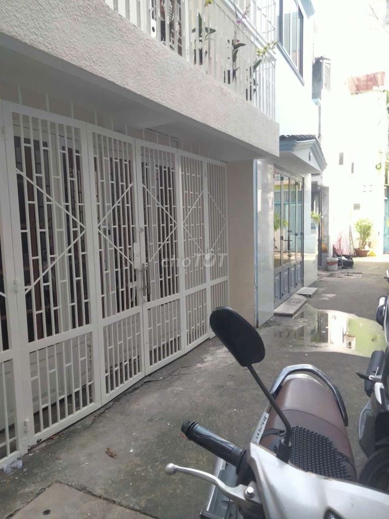 Two bedrooms, two air conditionings, two nice clean toilets-- Phan Xích Long, Phú Nhuận--12 million.