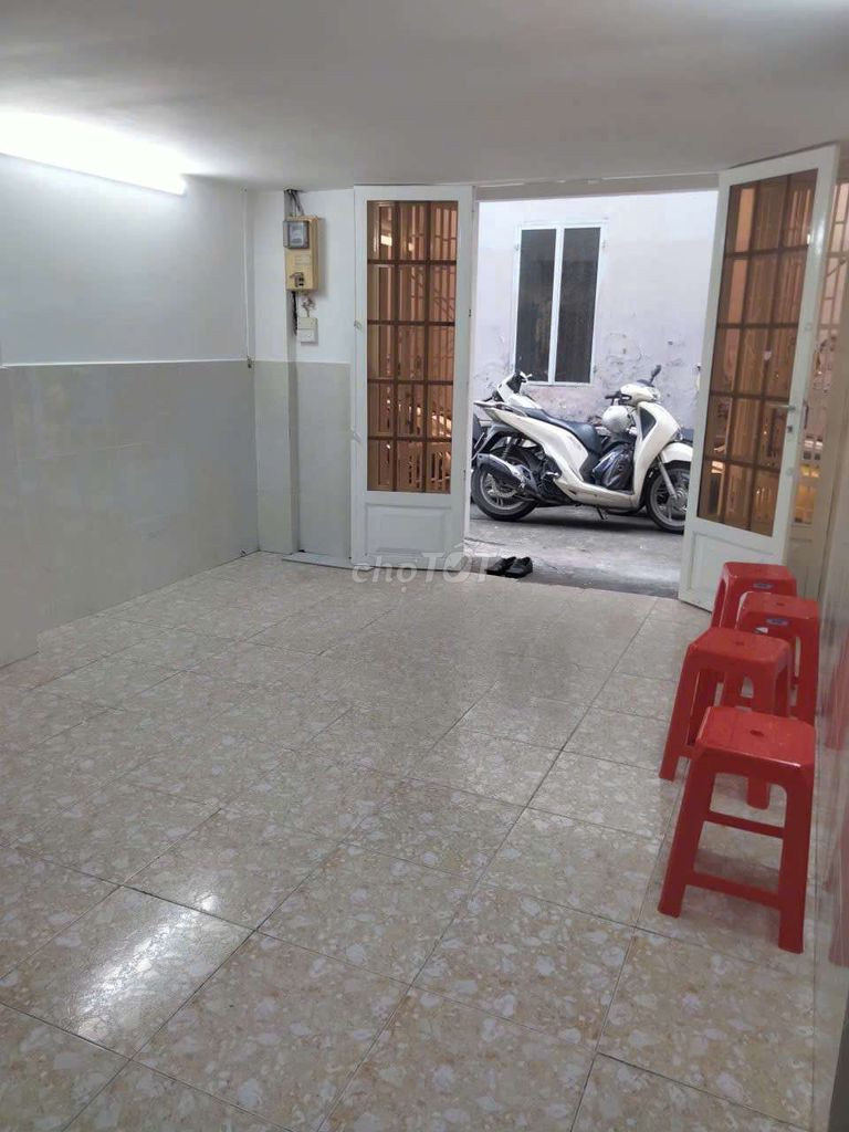 Two bedrooms, two air conditionings, two nice clean toilets-- Phan Xích Long, Phú Nhuận--12 million.