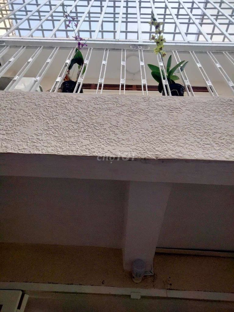 Two bedrooms, two air conditionings, two nice clean toilets-- Phan Xích Long, Phú Nhuận--12 million.