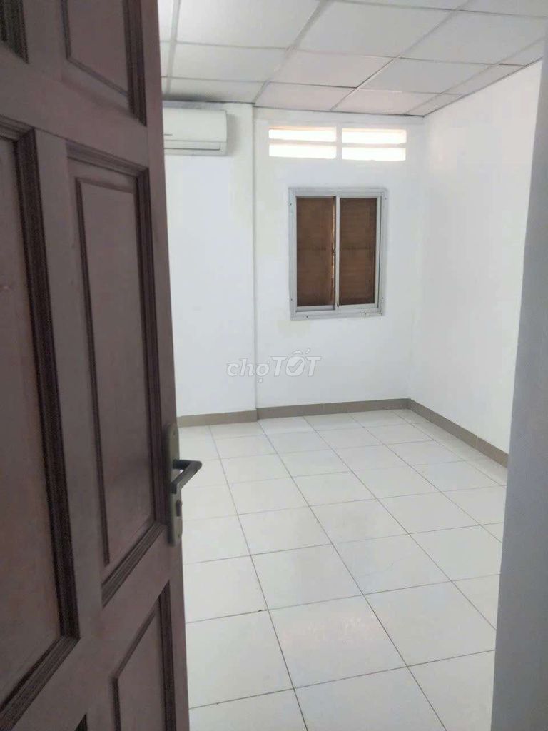 Two bedrooms, two air conditionings, two nice clean toilets-- Phan Xích Long, Phú Nhuận--12 million.