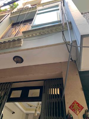 The owner entered three bedrooms, three tolet, in the kitchen, and the wooden door was exposed.
