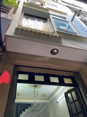 The owner entered three bedrooms, three tolet, in the kitchen, and the wooden door was exposed.