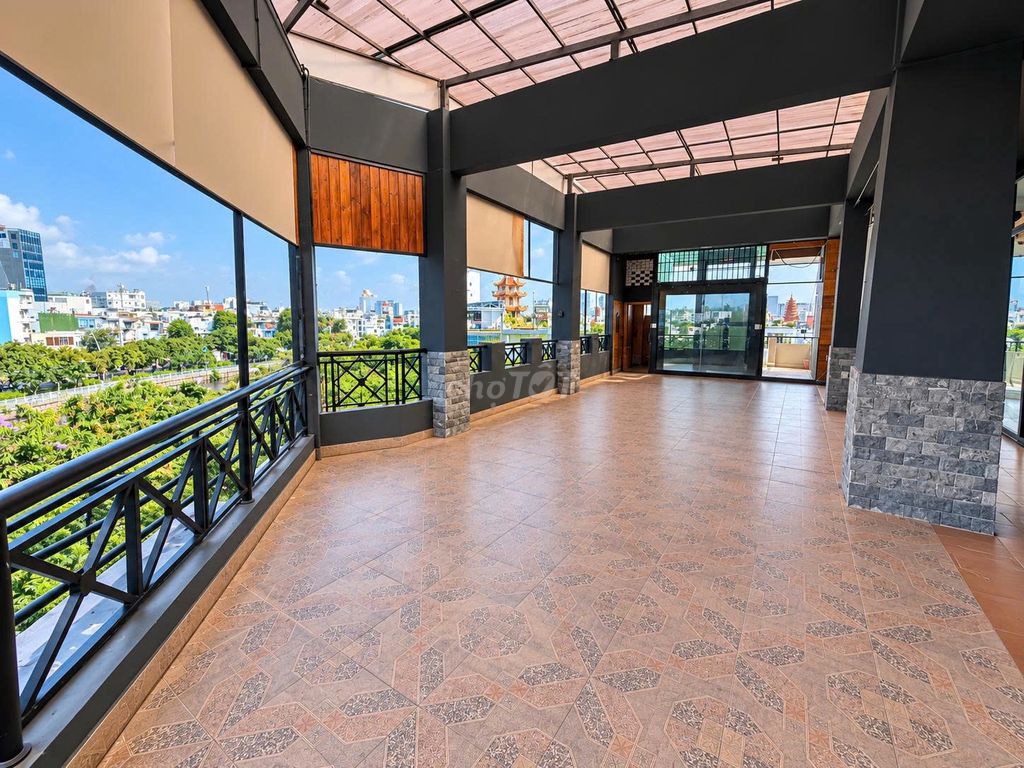 Rent the roof 357-359 Hoàng Sa, District 1 – 250 M2, elevator 35 million.