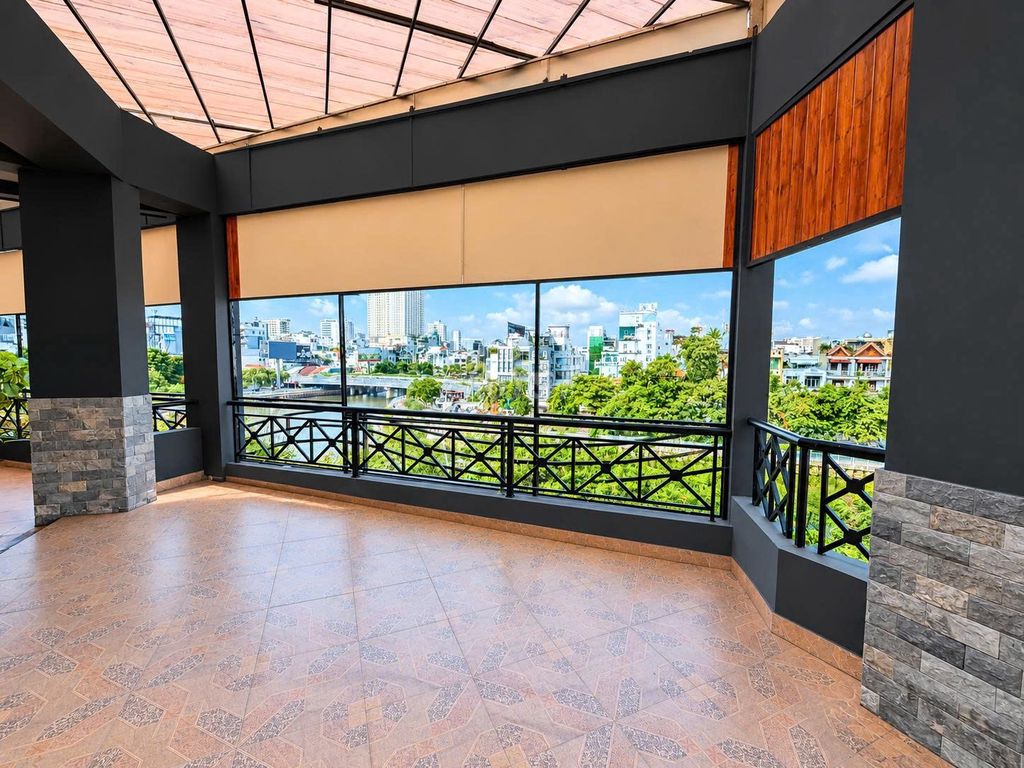 Rent the roof 357-359 Hoàng Sa, District 1 – 250 M2, elevator 35 million.