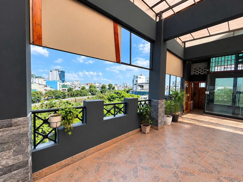 Rent the roof 357-359 Hoàng Sa, District 1 – 250 M2, elevator 35 million.