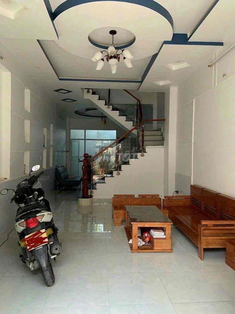 1806 alley, four bedrooms in the middle of District 7 in a row.
