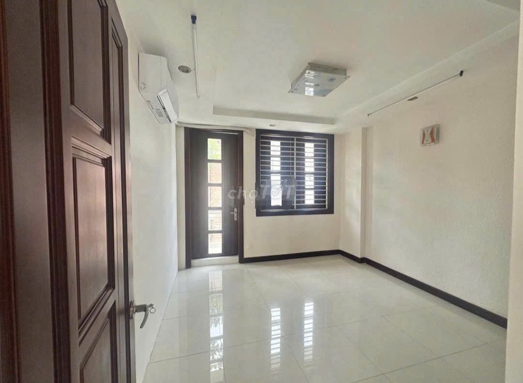 It's a crowded Tên Lửa 5 x 20 m 4th floor bedroom plus a cold machine near the coopmart