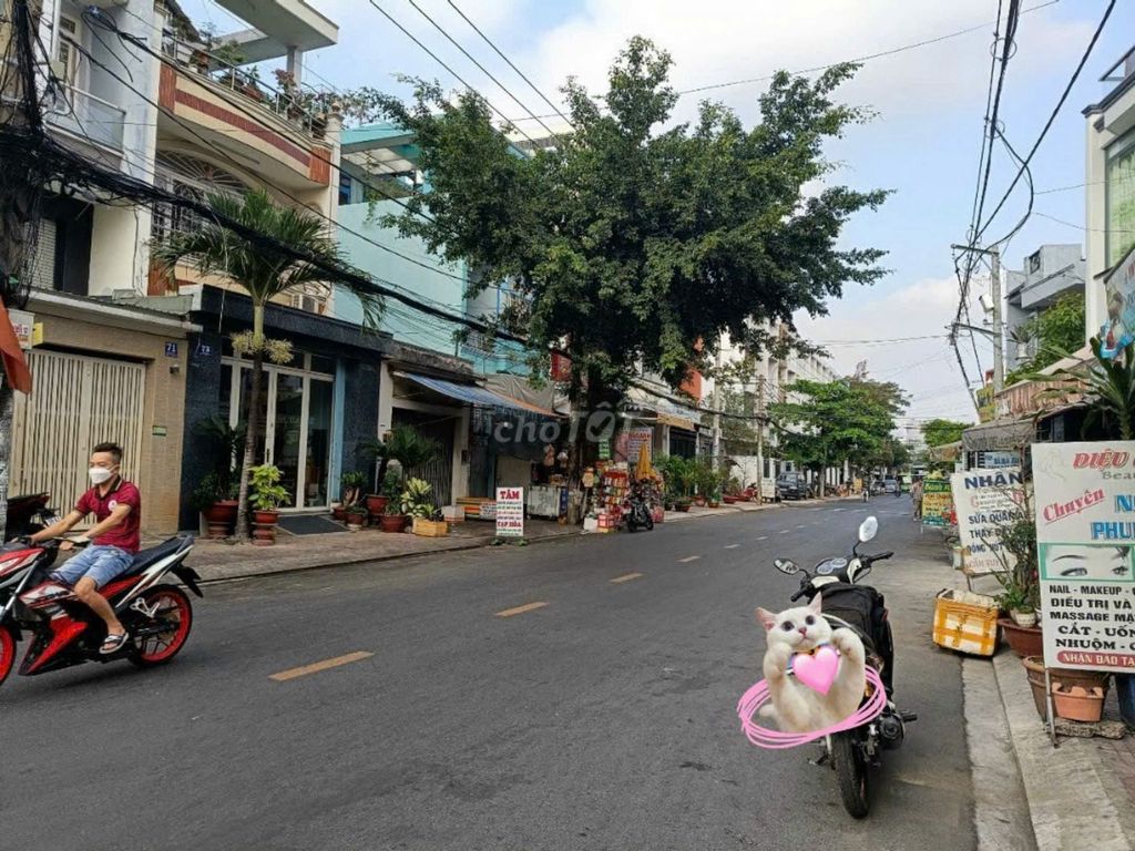 It's a crowded Tên Lửa 5 x 20 m 4th floor bedroom plus a cold machine near the coopmart
