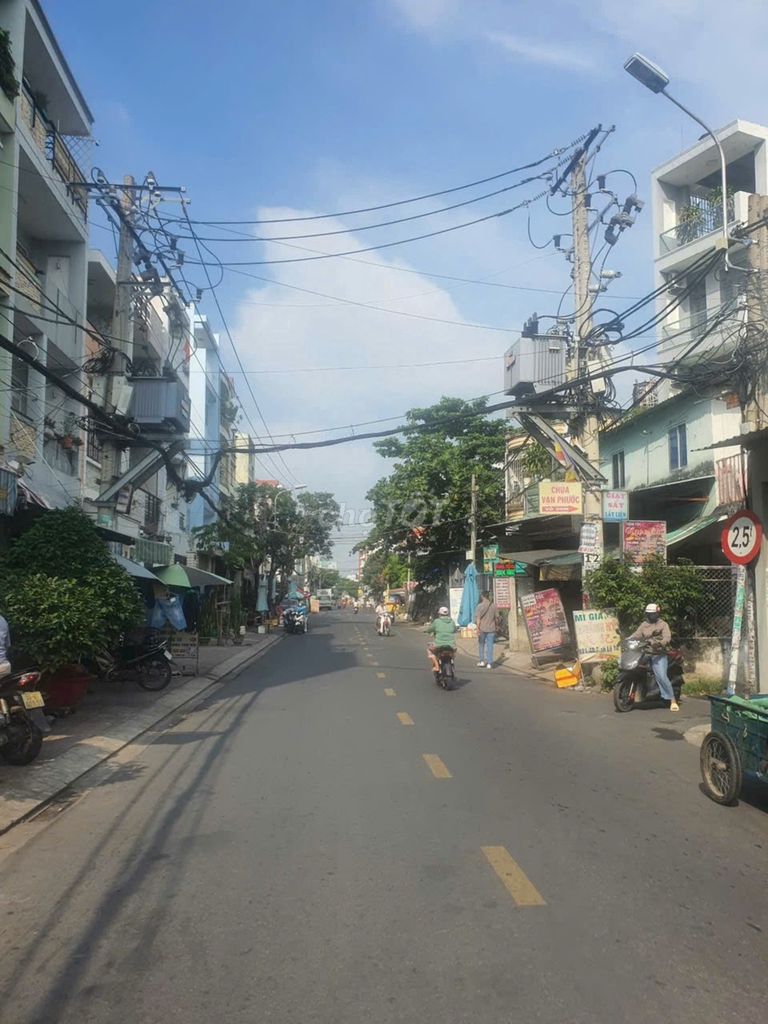 It's a crowded Tên Lửa 5 x 20 m 4th floor bedroom plus a cold machine near the coopmart