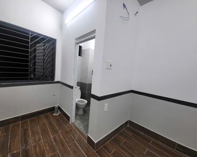 2 million toilets, private kitchen, rooftop, front yard.