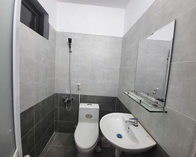 2 million toilets, private kitchen, rooftop, front yard.