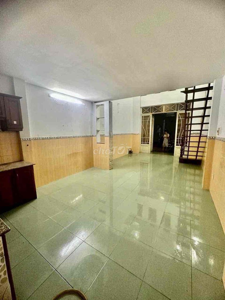 4 x 11 m 1 .8 feet plus 1 floor (3 bedroom 2 toilets) 4 meters down. số 14th Street
