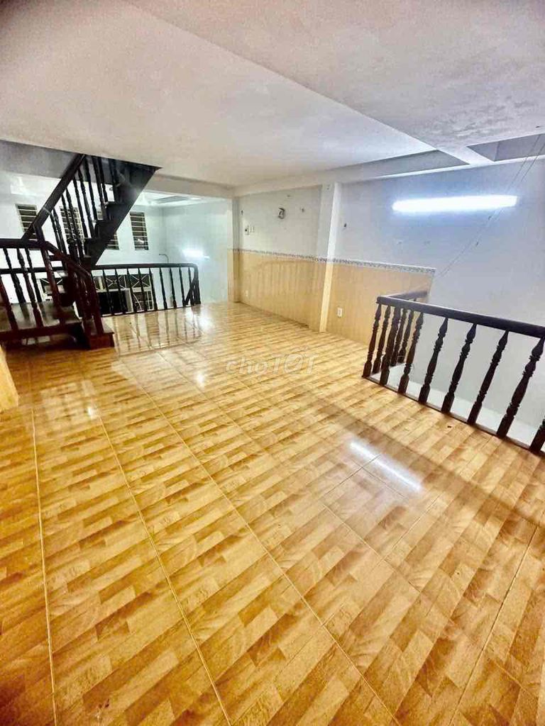 4 x 11 m 1 .8 feet plus 1 floor (3 bedroom 2 toilets) 4 meters down. số 14th Street