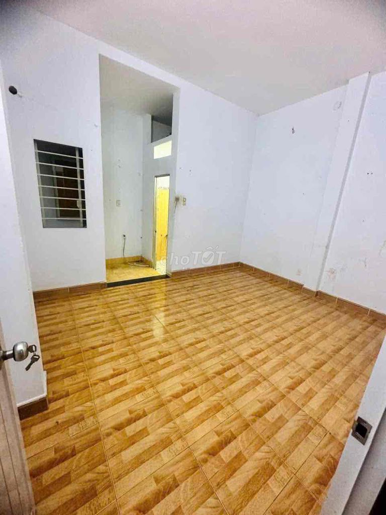 4 x 11 m 1 .8 feet plus 1 floor (3 bedroom 2 toilets) 4 meters down. số 14th Street