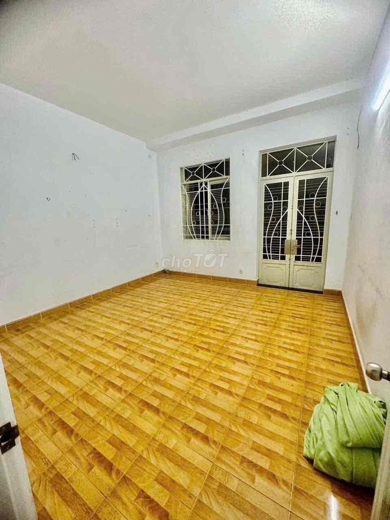 4 x 11 m 1 .8 feet plus 1 floor (3 bedroom 2 toilets) 4 meters down. số 14th Street
