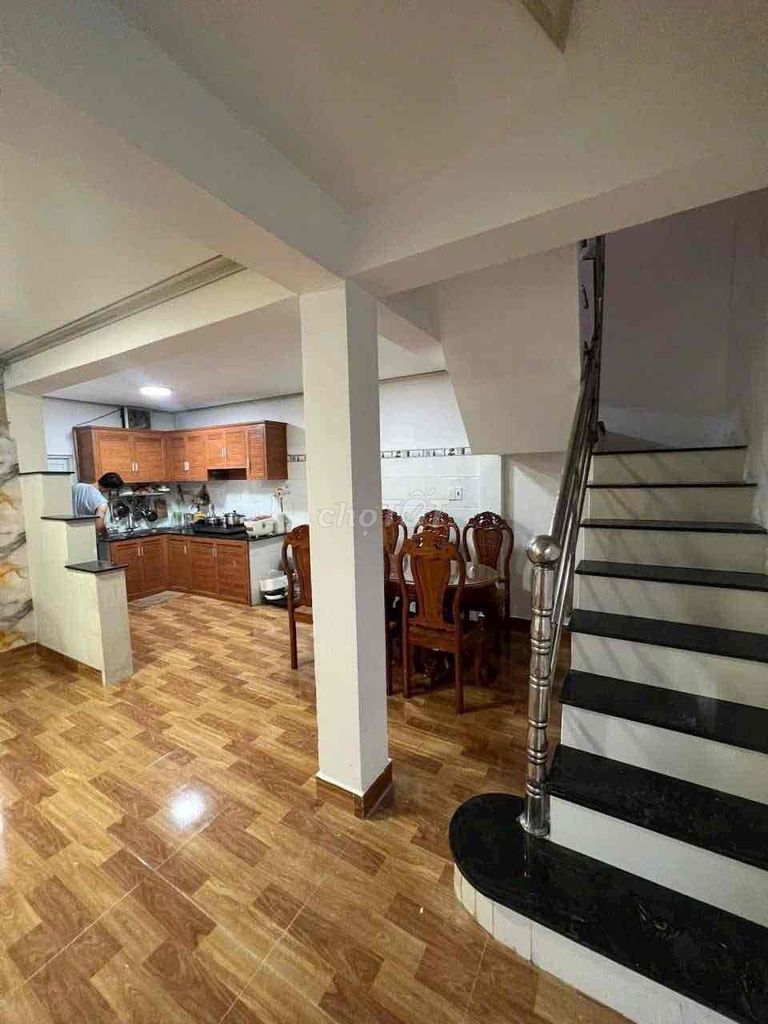 Rent three bedrooms. Two full interior toilets.