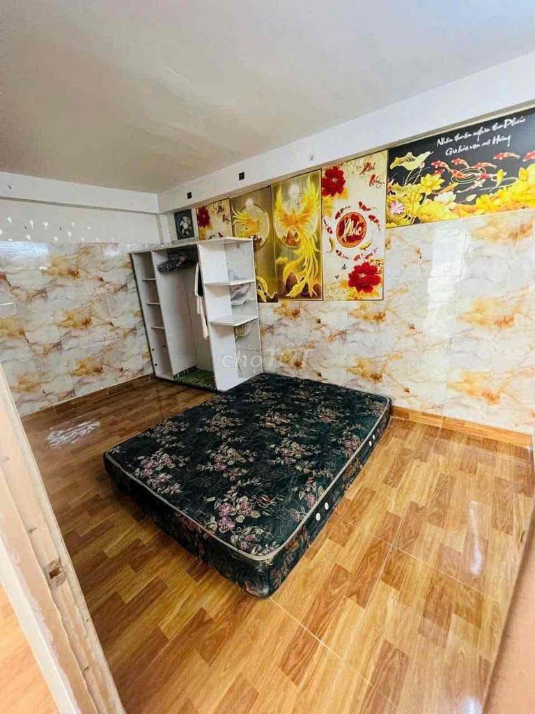 Rent three bedrooms. Two full interior toilets.