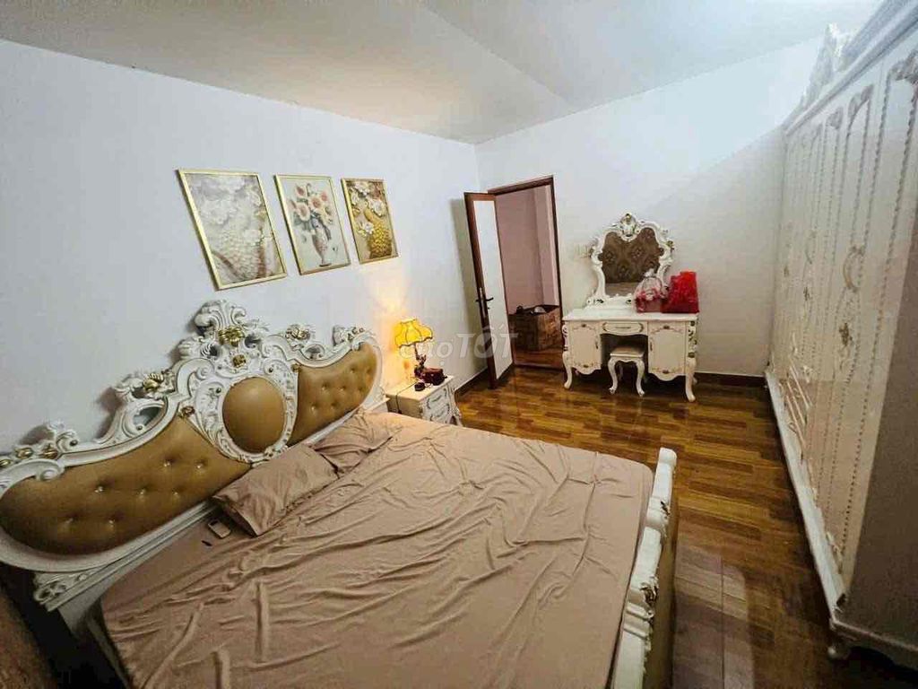 Rent three bedrooms. Two full interior toilets.