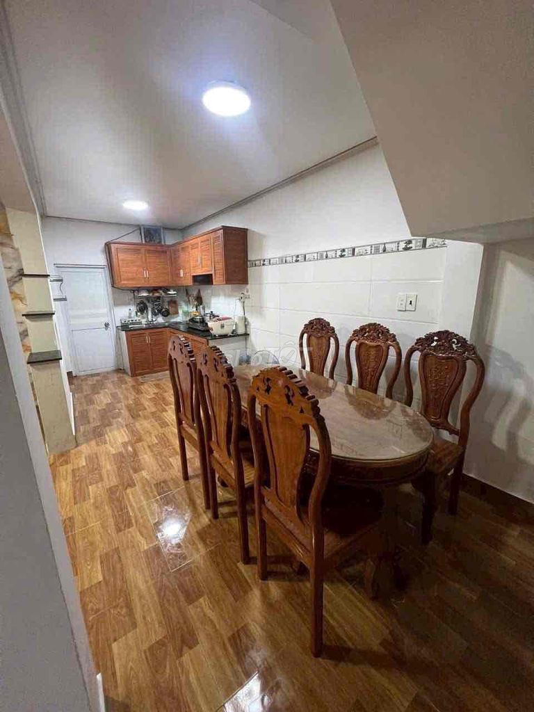 Rent three bedrooms. Two full interior toilets.