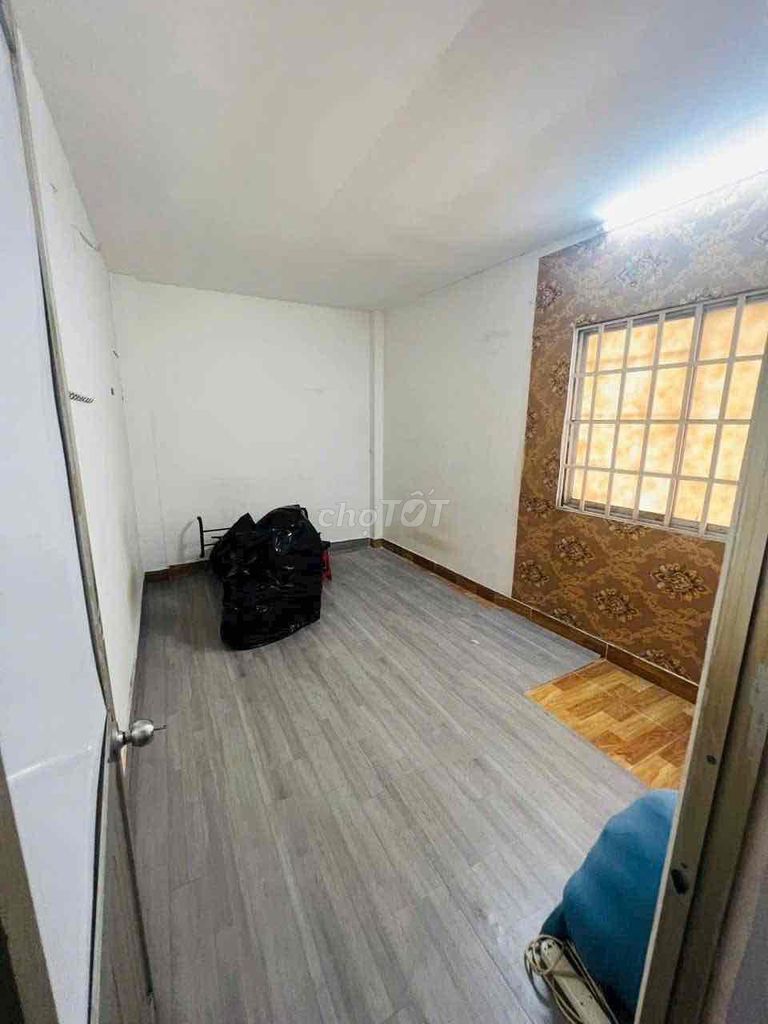 Rent three bedrooms. Two full interior toilets.