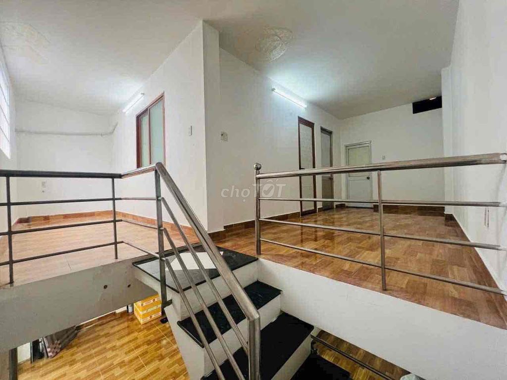 Rent three bedrooms. Two full interior toilets.