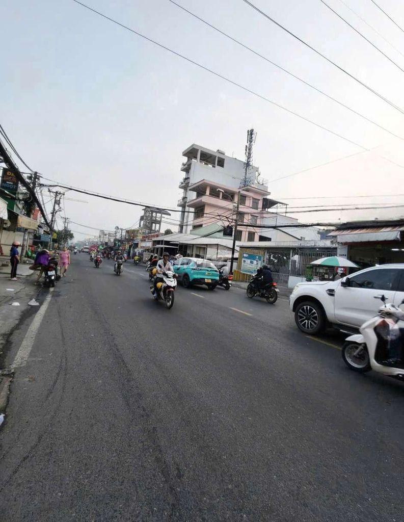 Rent a Quốc lộ 50-be near Paradise School.