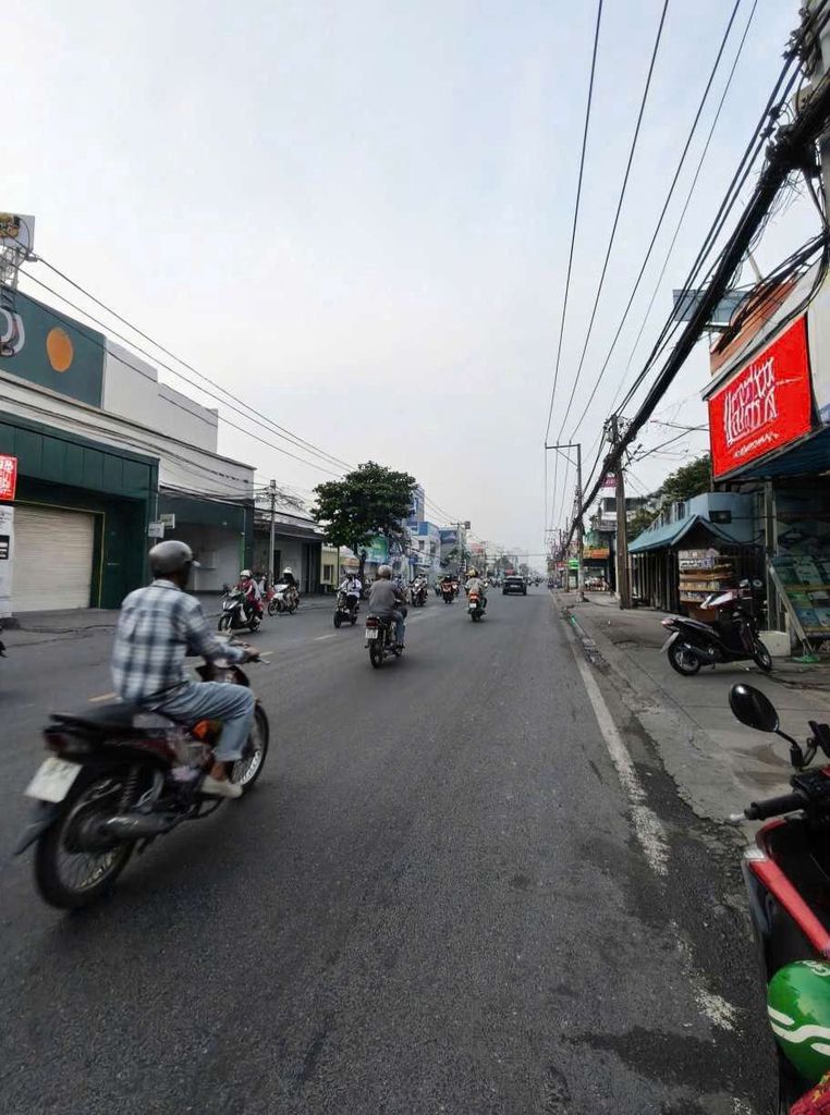Rent a Quốc lộ 50-be near Paradise School.