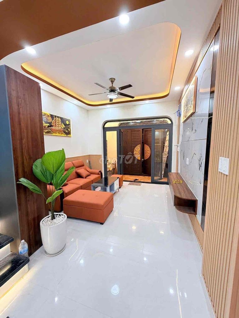 The new rent house built the Oil Zone. 3 x 18 meters per third floor. 4 bathrooms.