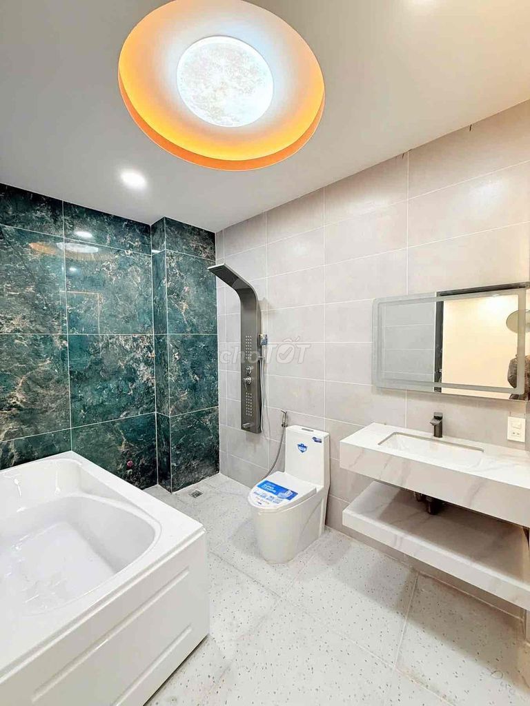 The new rent house built the Oil Zone. 3 x 18 meters per third floor. 4 bathrooms.
