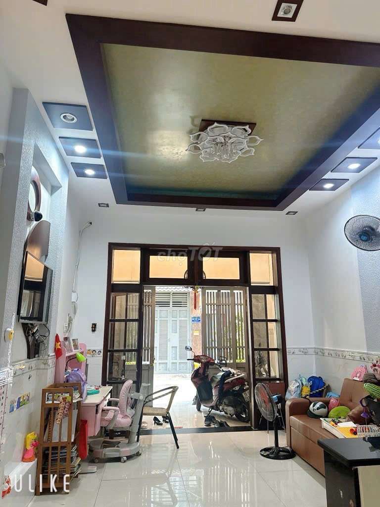 "The Laveal Alley," "They're 11", 4 x 16mm, 3 stories, 4 bedrooms."