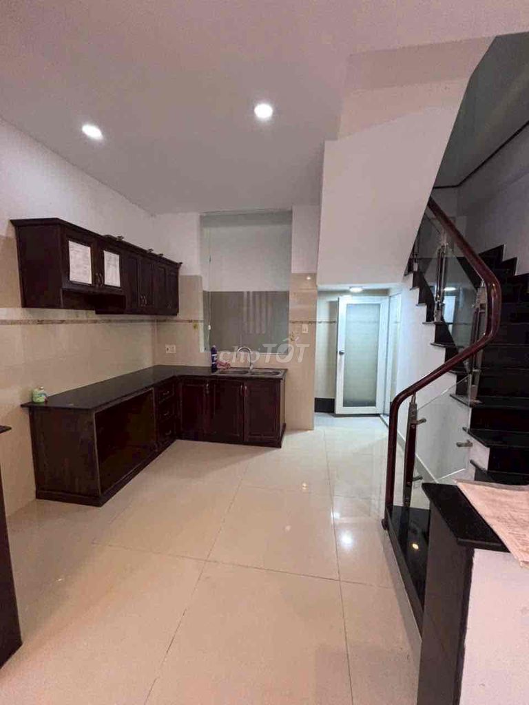Rent an alley one, right at the University of Industrial University. 4 Nguyễn Kiệm-7-3.