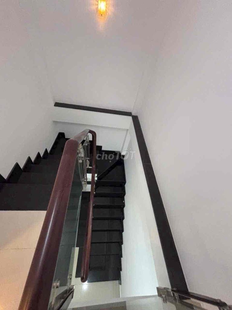 Rent an alley one, right at the University of Industrial University. 4 Nguyễn Kiệm-7-3.