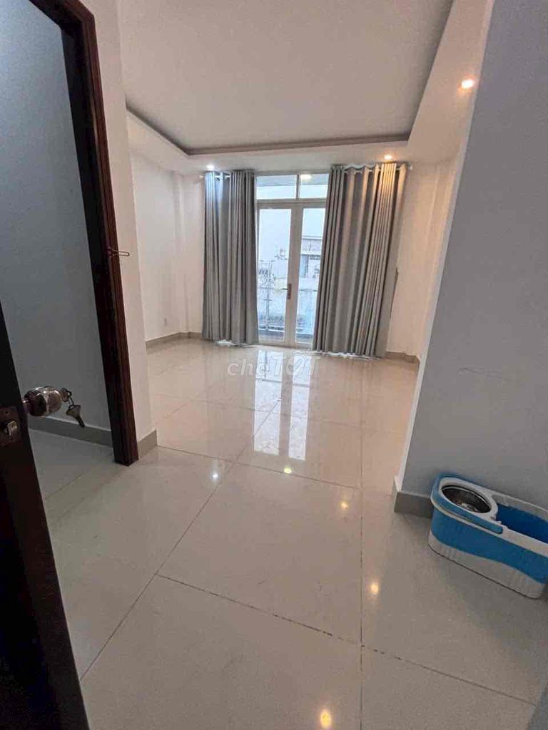Rent an alley one, right at the University of Industrial University. 4 Nguyễn Kiệm-7-3.