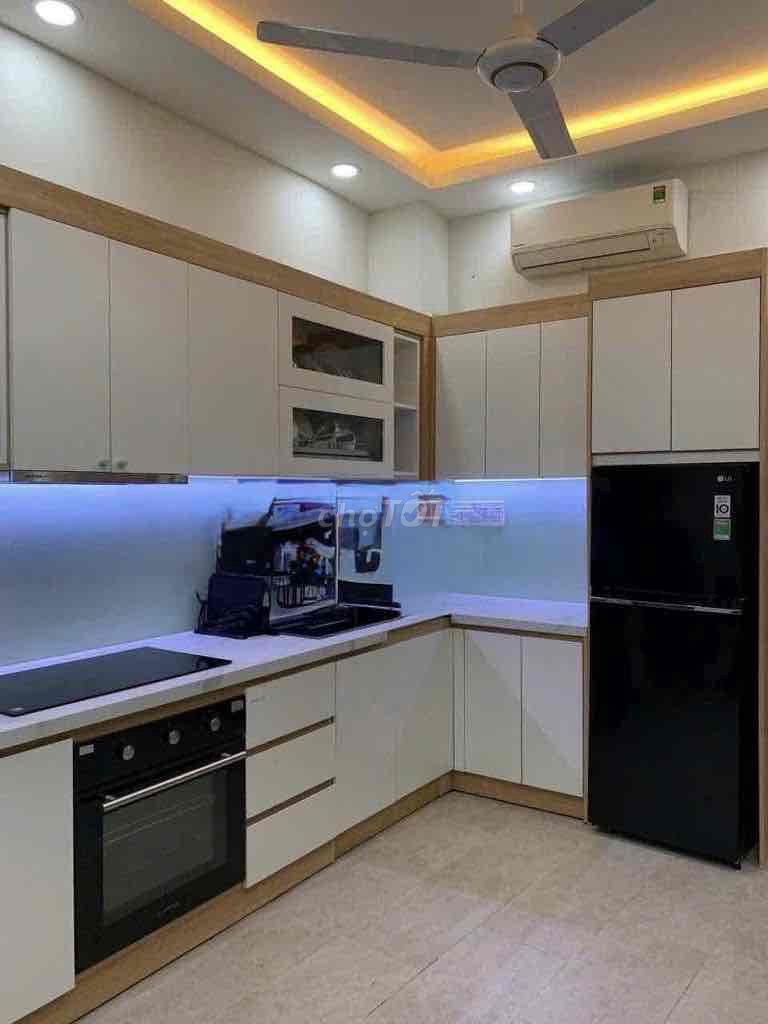 2 bedroom 6 x4 Phan Đình Phùng. Enough stuff.