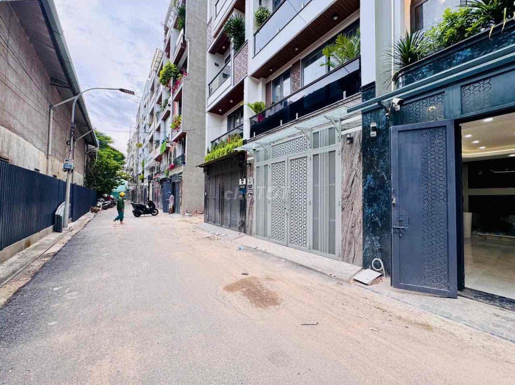 215/39 Phan Huy Ích main house. 28 million a month with an elevator.