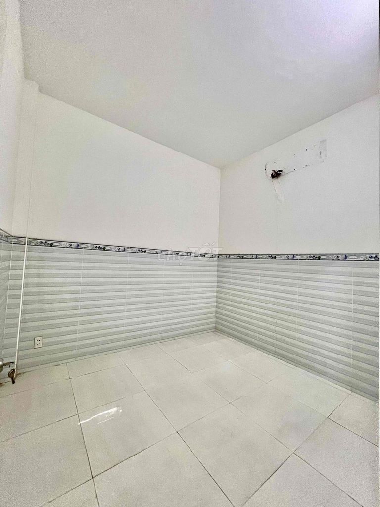 Rent a four-foot-one-one-four-story bedroom three-cytoves near the C.E.C.