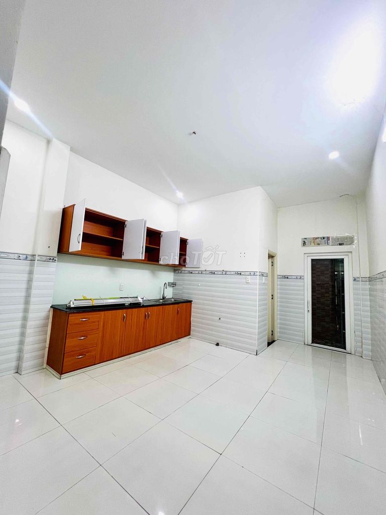 Rent a four-foot-one-one-four-story bedroom three-cytoves near the C.E.C.