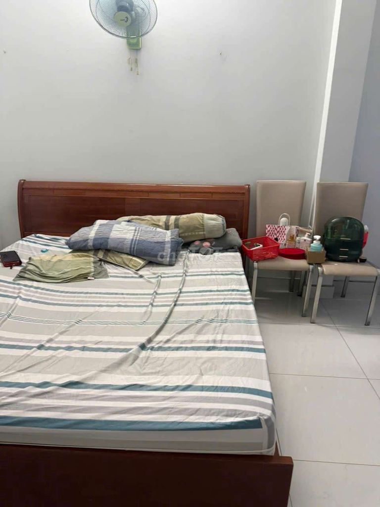 Rent five toilets, four bedrooms, ten million missing.