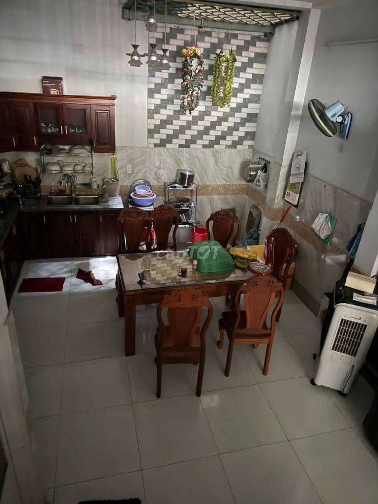 Rent five toilets, four bedrooms, ten million missing.