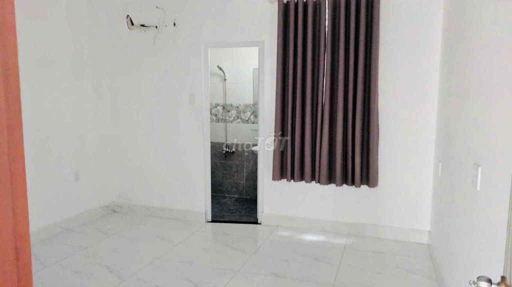 tx22 near the invented market. Three-story floor four bedroom five toilets. car park