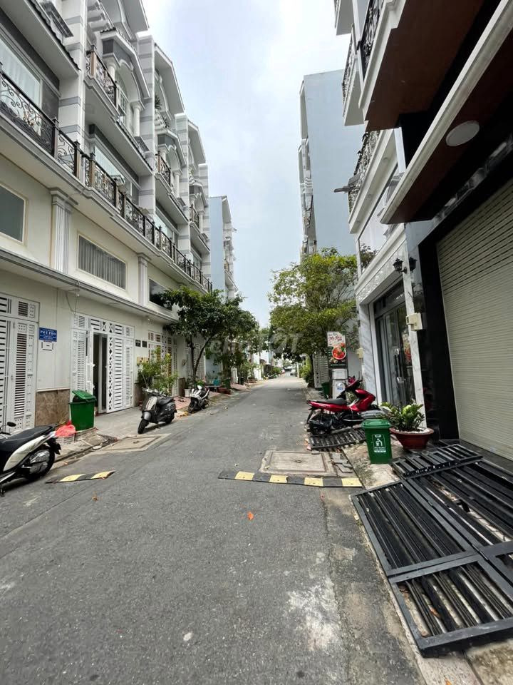 Renting a new house, Qq, 4 x 16 meters, 3 panels.