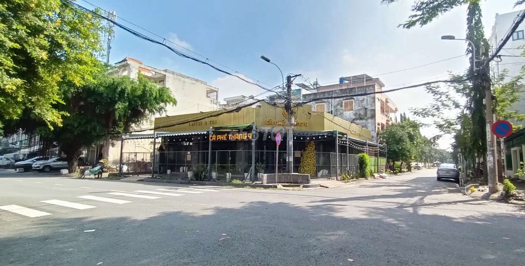 Let's take the two-sided corner, 15 x 20 businesses.