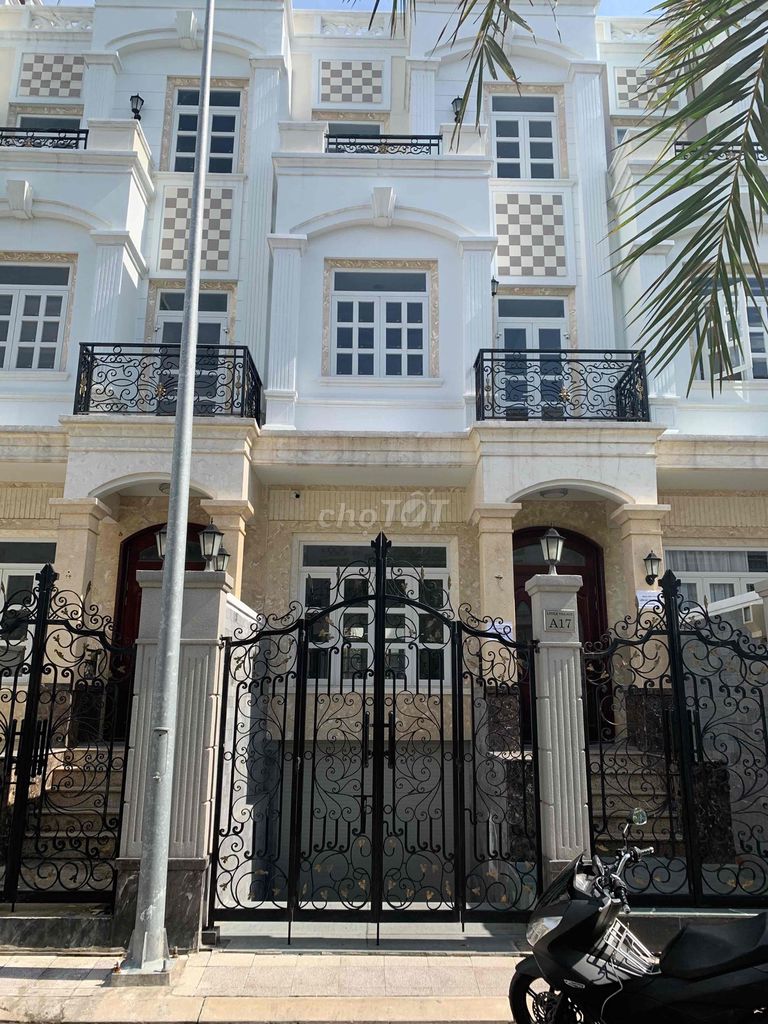 The street is Gimbal Phạm Văn Đồng, house has a three-story vault.